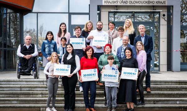Terapeutické divadlo, kroužky či tábory. Nadační fond Albert rozdělil v Olomouckém kraji téměř čtvrt milionu dobročinným projektům